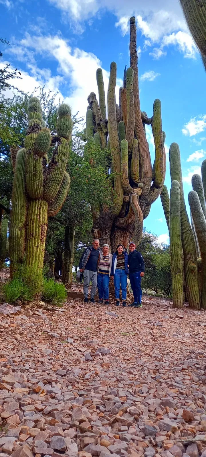 Viajeros junto al Cardón Abuelo de Hornaditas, parada camino a Iruya
