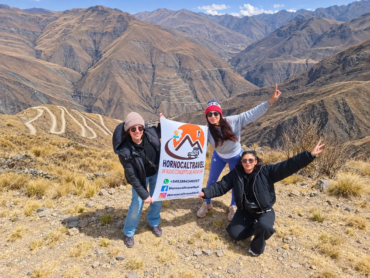 Grupo con la bandera de Hornocal Travel sobre las 70 curvas de la cuesta de Caspalá