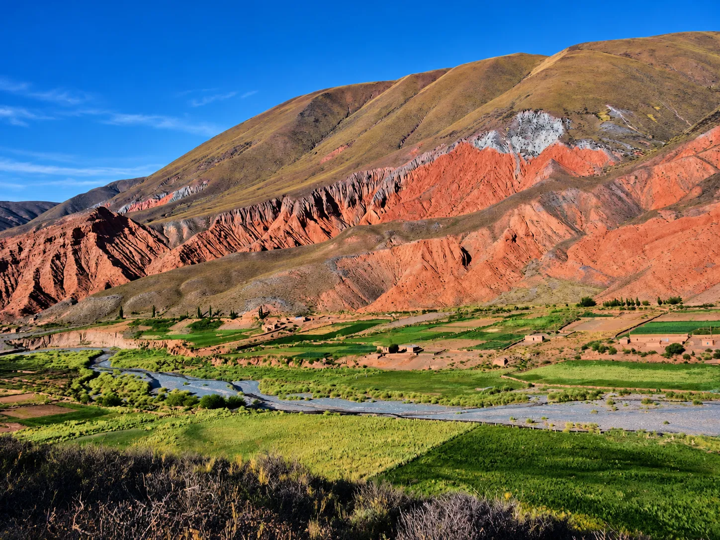 Valle de Cianzo con sus cerros rojos y campos verdes, primer tramo de la travesía de la Quebrada a las Yungas