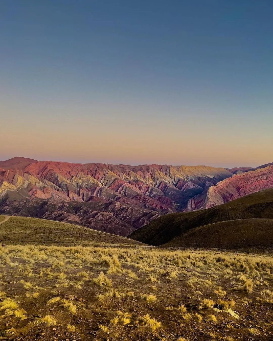Cerro de los 14 Colores del Hornocal al atardecer desde el pastizal del mirador, excursión 4x4 desde Humahuaca, Jujuy