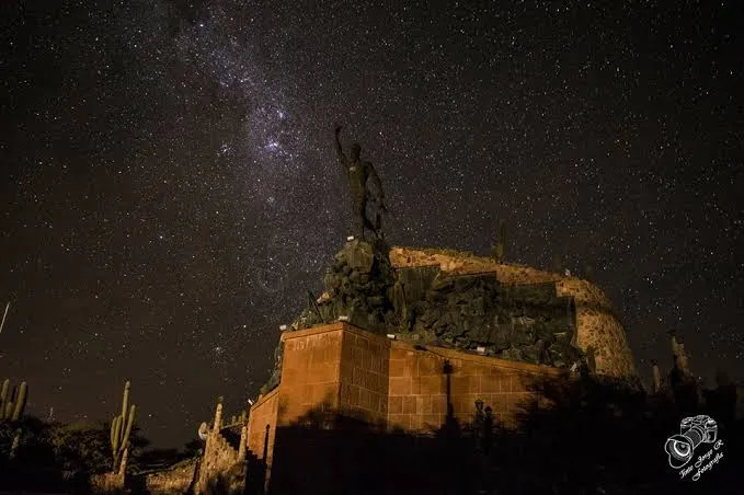 Monumento a los Héroes de la Independencia de Humahuaca bajo la Vía Láctea
