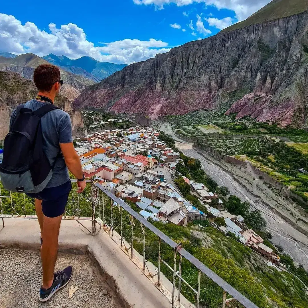 Viajero mirando el pueblo de Iruya desde el mirador