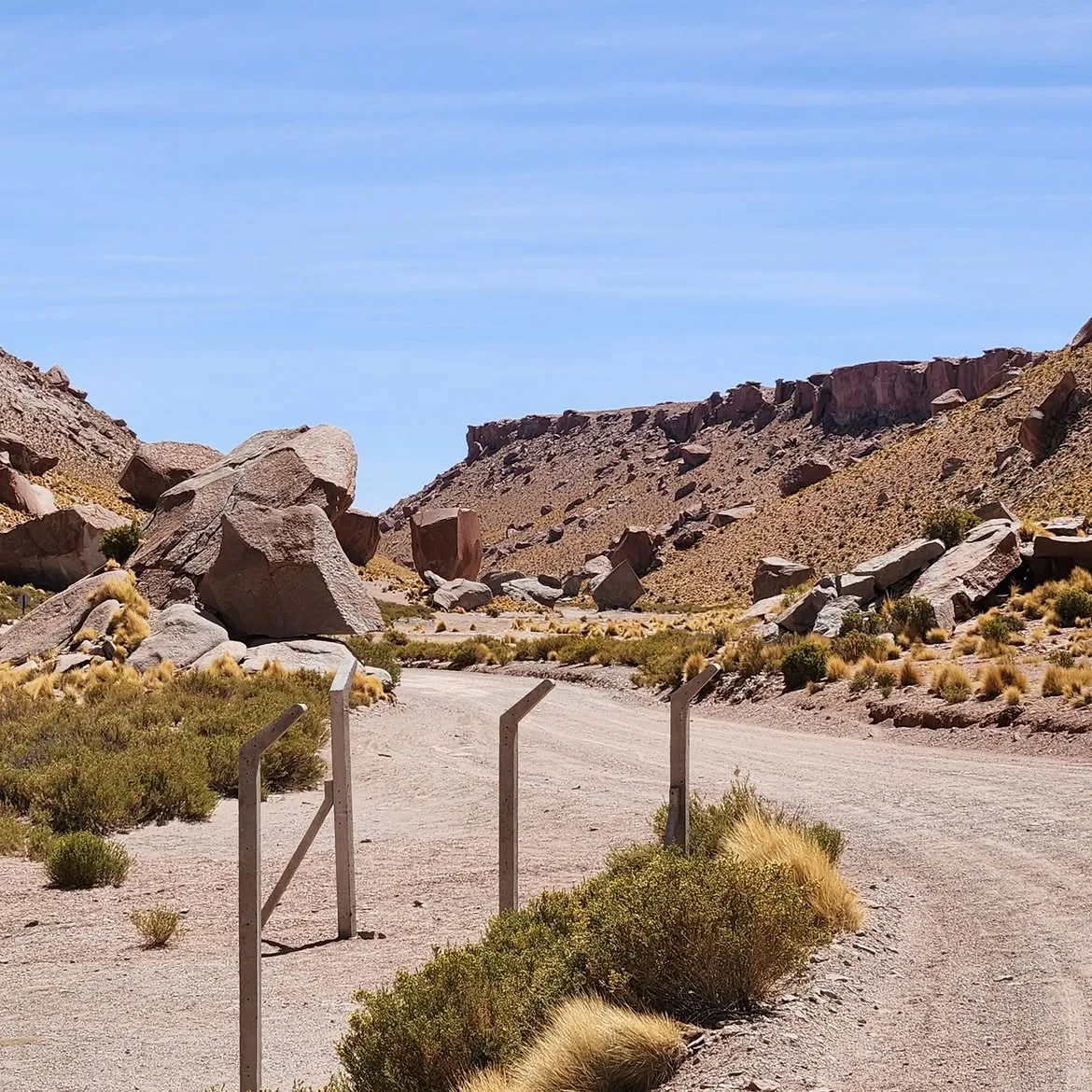 Camino de ripio entre rocas gigantes en la Quebrada de la Juguetería, Ruta 40, Puna de Jujuy