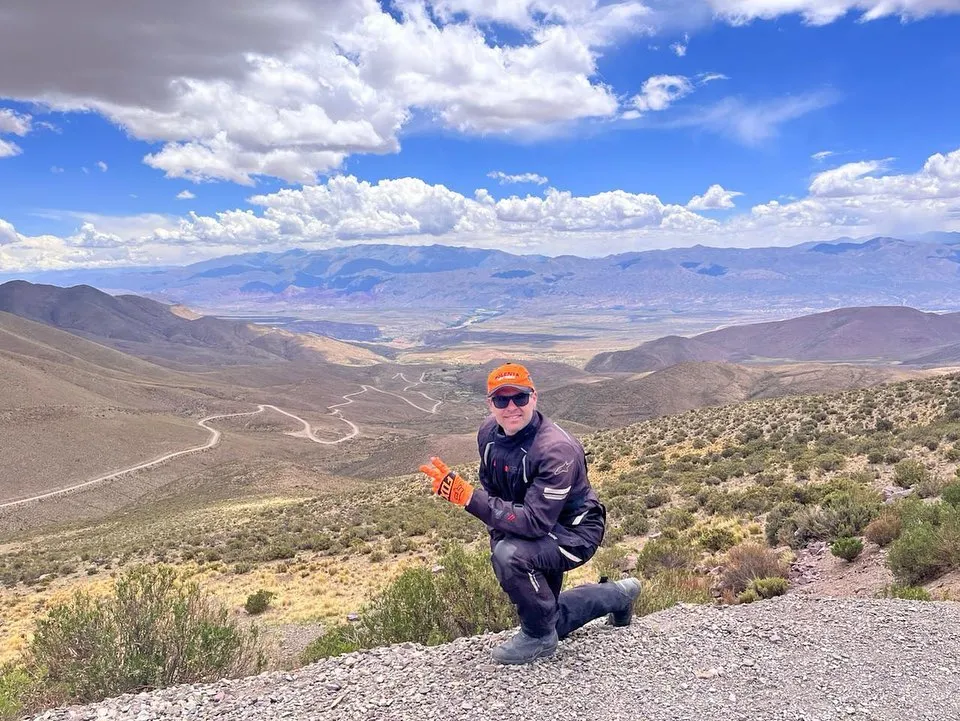 Viajero en el parador panorámico sobre la Quebrada de Humahuaca, camino al Hornocal