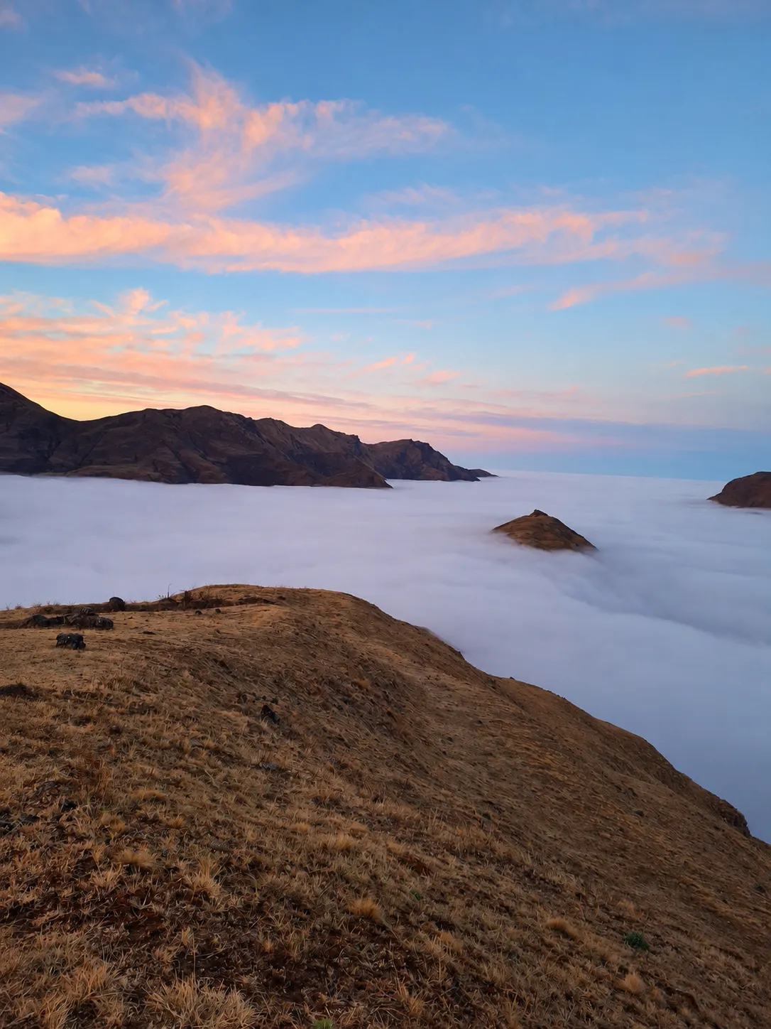 Mar de nubes al atardecer entre los cerros de los Valles, camino de Humahuaca a Orán