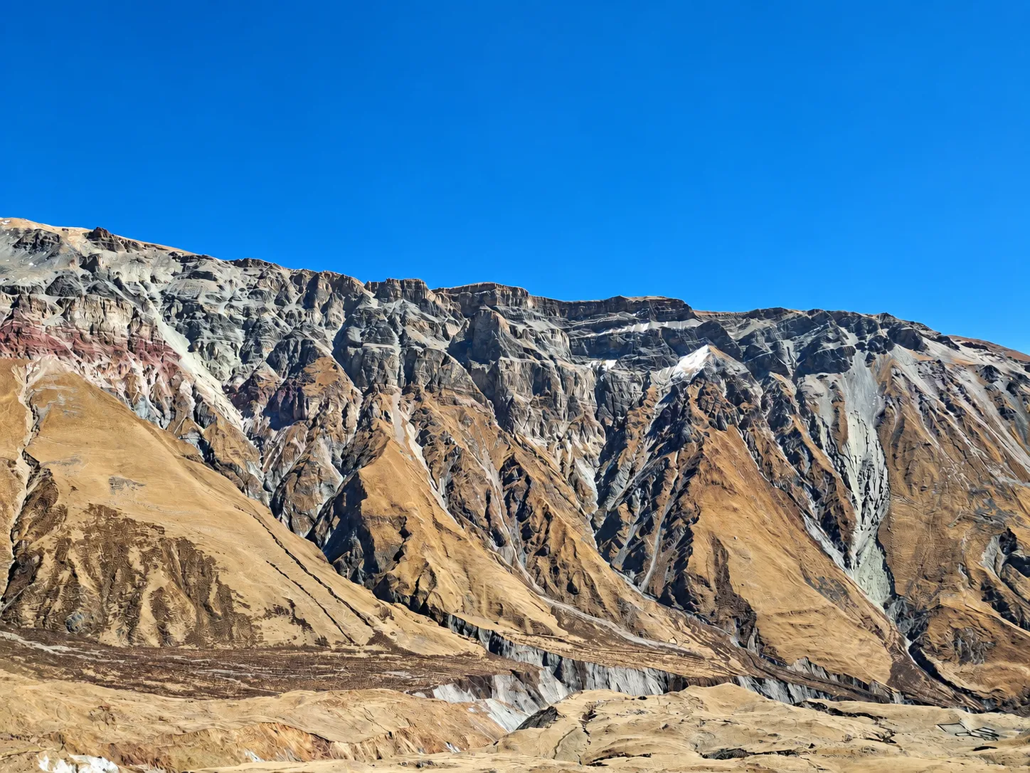 Paredón de montaña con nieve en las cumbres, cruce de cordillera en la travesía 4x4 de Humahuaca a Orán