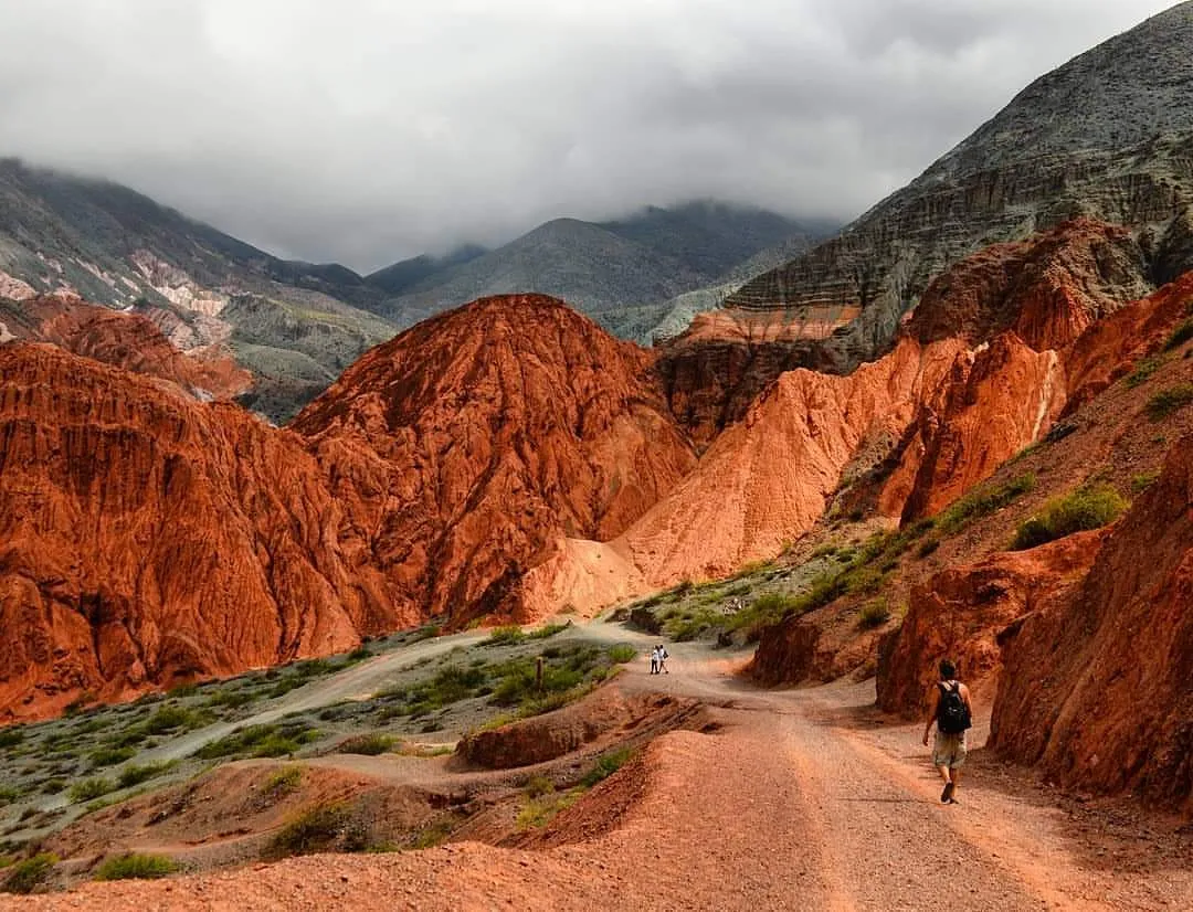 Caminante en el Paseo de los Colorados de Purmamarca, excursión de día completo a Purmamarca y Salinas Grandes
