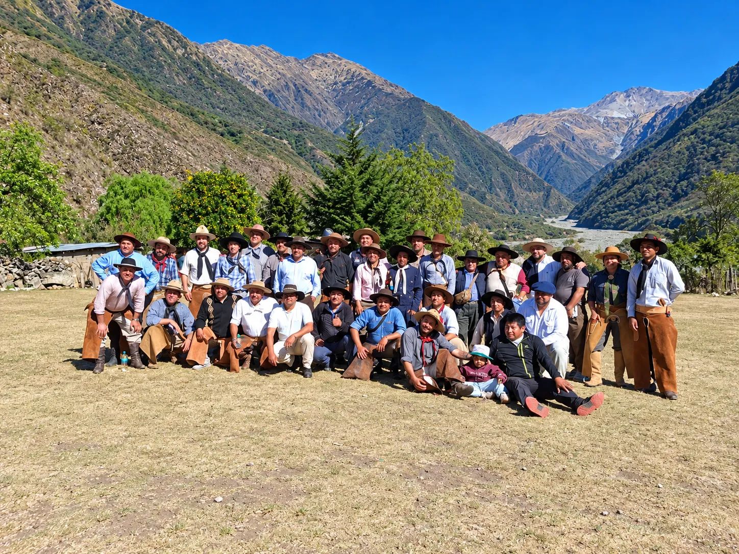 Gauchos de la comunidad de San Andrés posando con las montañas de la selva oranense al fondo, Salta